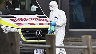 Membre des services de santé d'urgence dans un quartier de Melbourne, cluster de cas de Covid-19, le 6 juillet 2020