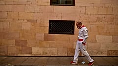 Un mozo pasea en solitario por las calles de Pamplona 