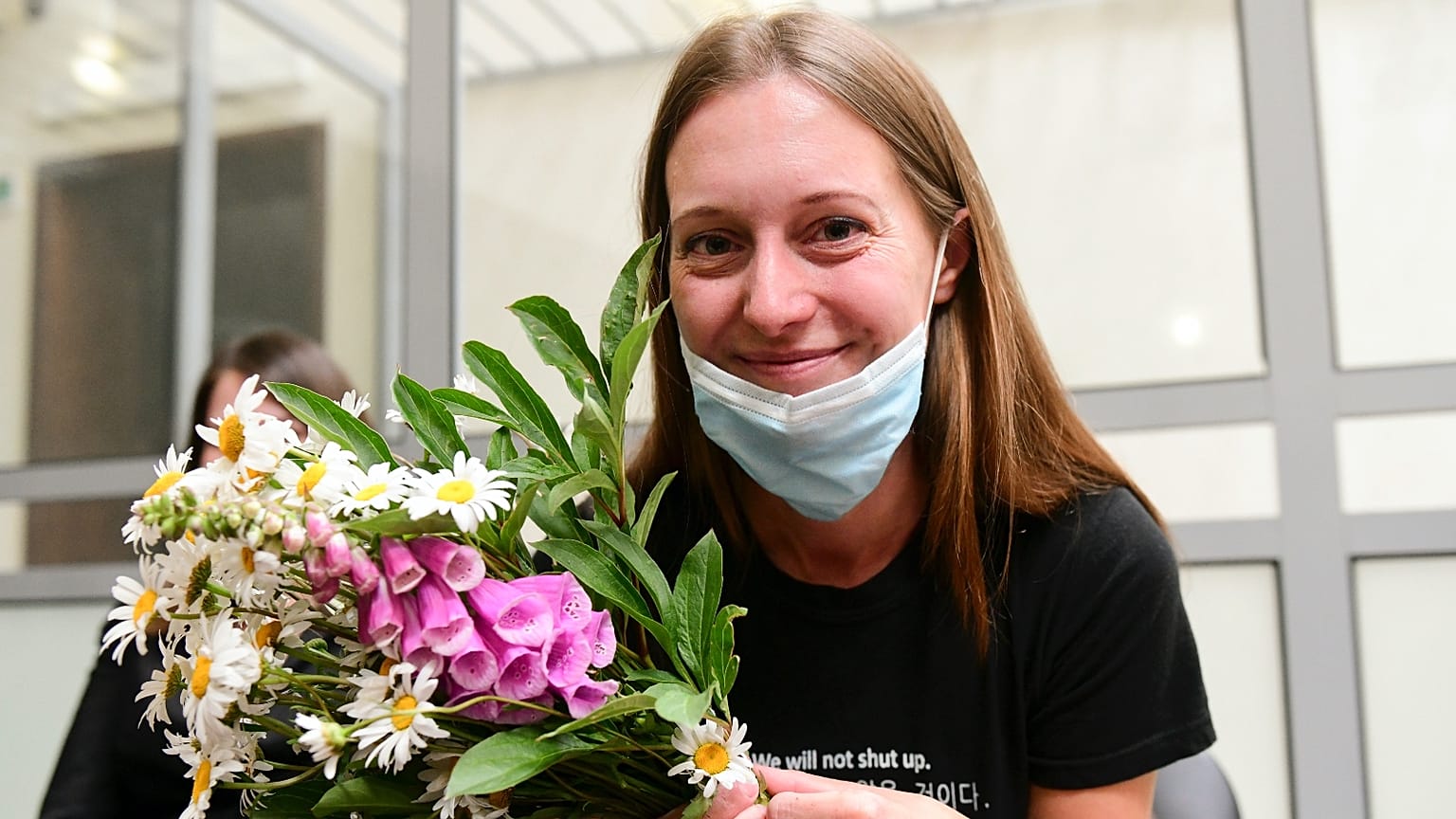 Szvetlana Prokopjeva a 2020. július 6-i ítélethirdetés után, virágcsokorral