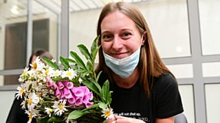 Szvetlana Prokopjeva a 2020. július 6-i ítélethirdetés után, virágcsokorral