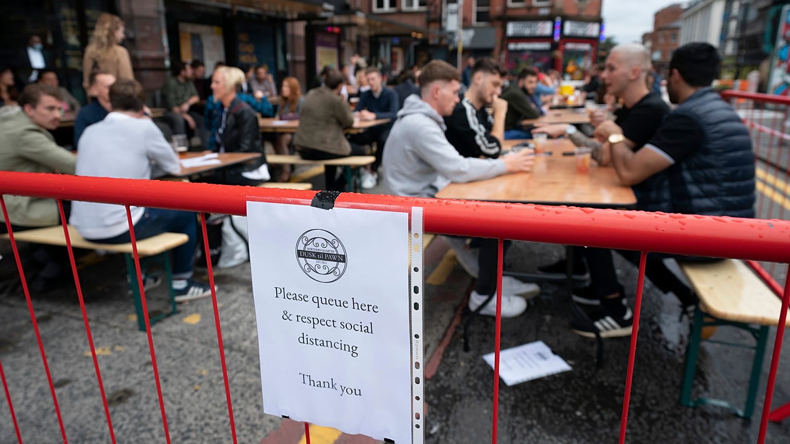 Nach Infektionen: Erste britische Bars machen wieder dicht