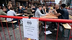Nach Infektionen: Erste britische Bars machen wieder dicht