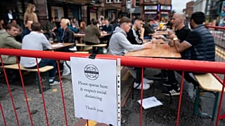 Nach Infektionen: Erste britische Bars machen wieder dicht