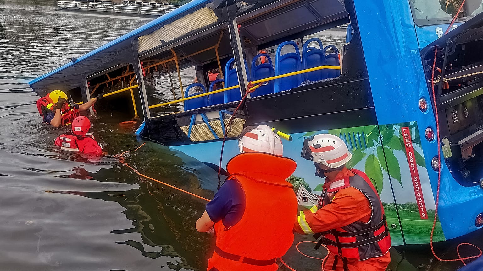 China: Bus stürzt in Wasserreservoir, mindestens 21 Tote