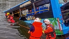China: Bus stürzt in Wasserreservoir, mindestens 21 Tote