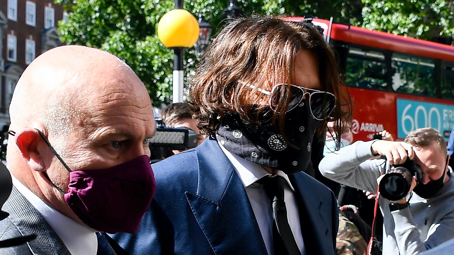 Johnny Depp a Sun ellen indított rágalmazási peren, 2020. július 7-én
