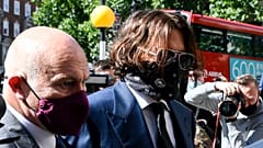 Johnny Depp a Sun ellen indított rágalmazási peren, 2020. július 7-én