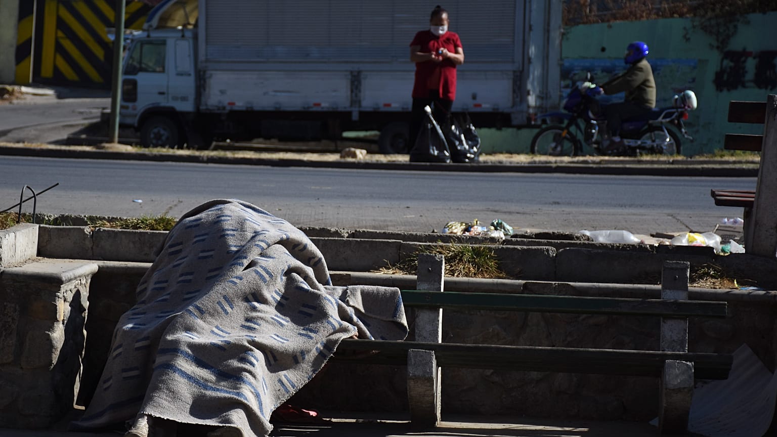 Leiche an einer Straße in Cochabamba, Bolivien