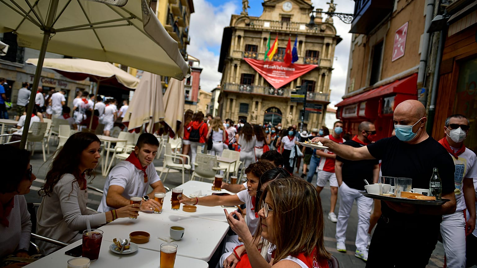 Esplanadas de Pamplona compostas mas longe da habitual sobrelotação "abençoada"
