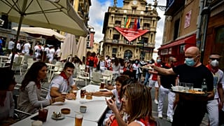 Esplanadas de Pamplona compostas mas longe da habitual sobrelotação "abençoada"