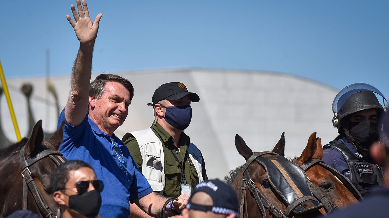 Brésil : le président Bolsonaro annonce avoir été testé positif au Covid-19
