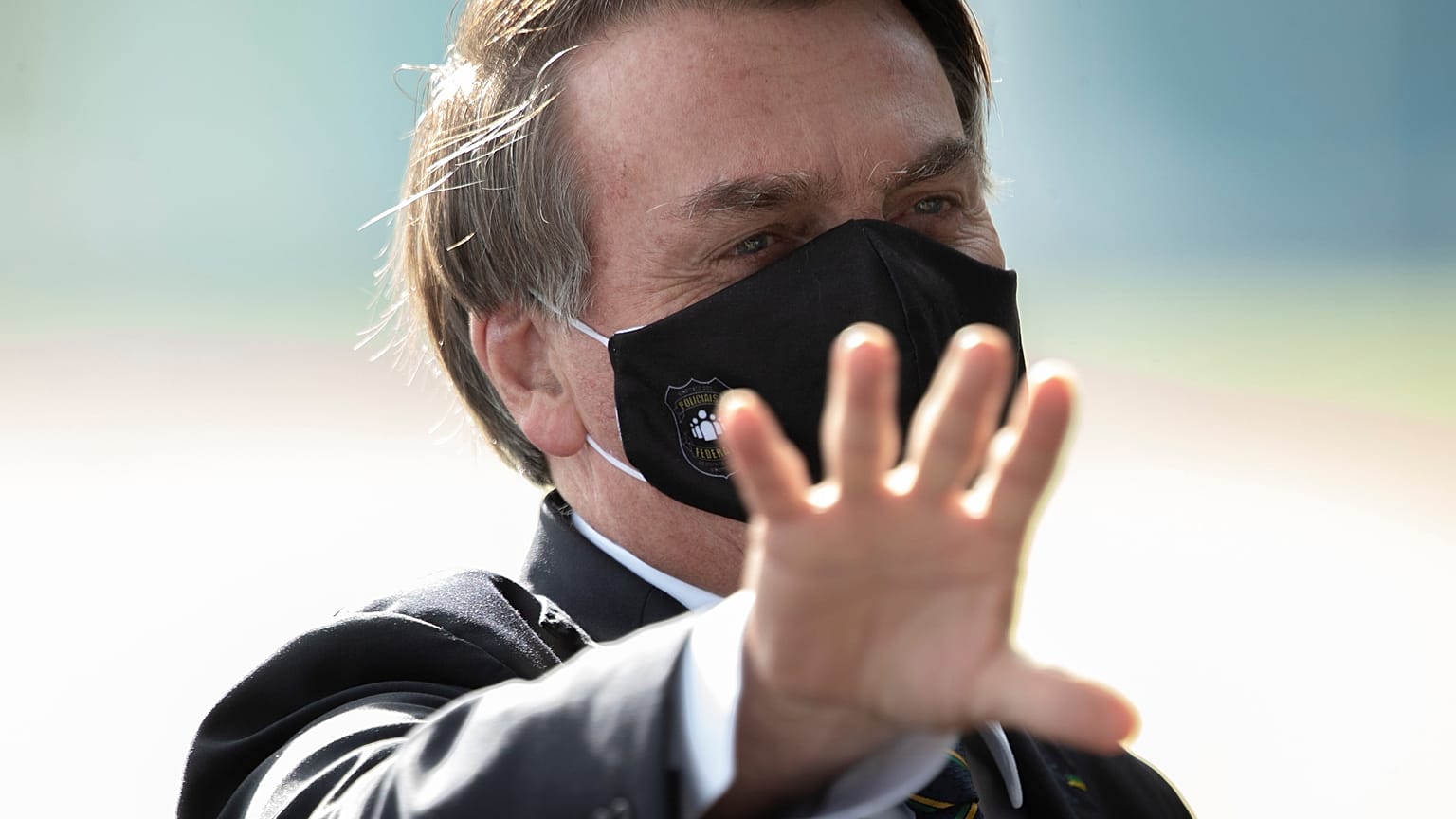 Depois de testar positivo Bolsonaro defende tratamento polémico