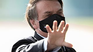Depois de testar positivo Bolsonaro defende tratamento polémico