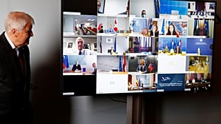 Μεταναστευτικό: Υπέρ μόνιμης ευρωπαϊκής λύσης ο Ζεεχόφερ