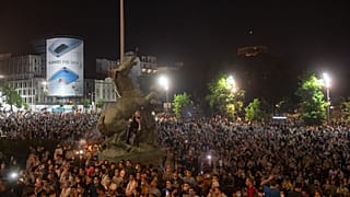 Συγκέντρωση διαμαρτυρίας μπροστά από το κοινοβούλιο της Σερβίας