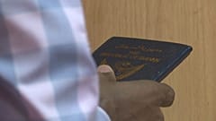 العمال غير القانونيين قد يغادروا المملكة بسبب تفشي كورونا