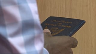 العمال غير القانونيين قد يغادروا المملكة بسبب تفشي كورونا