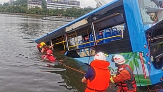 Göle düşen otobüs