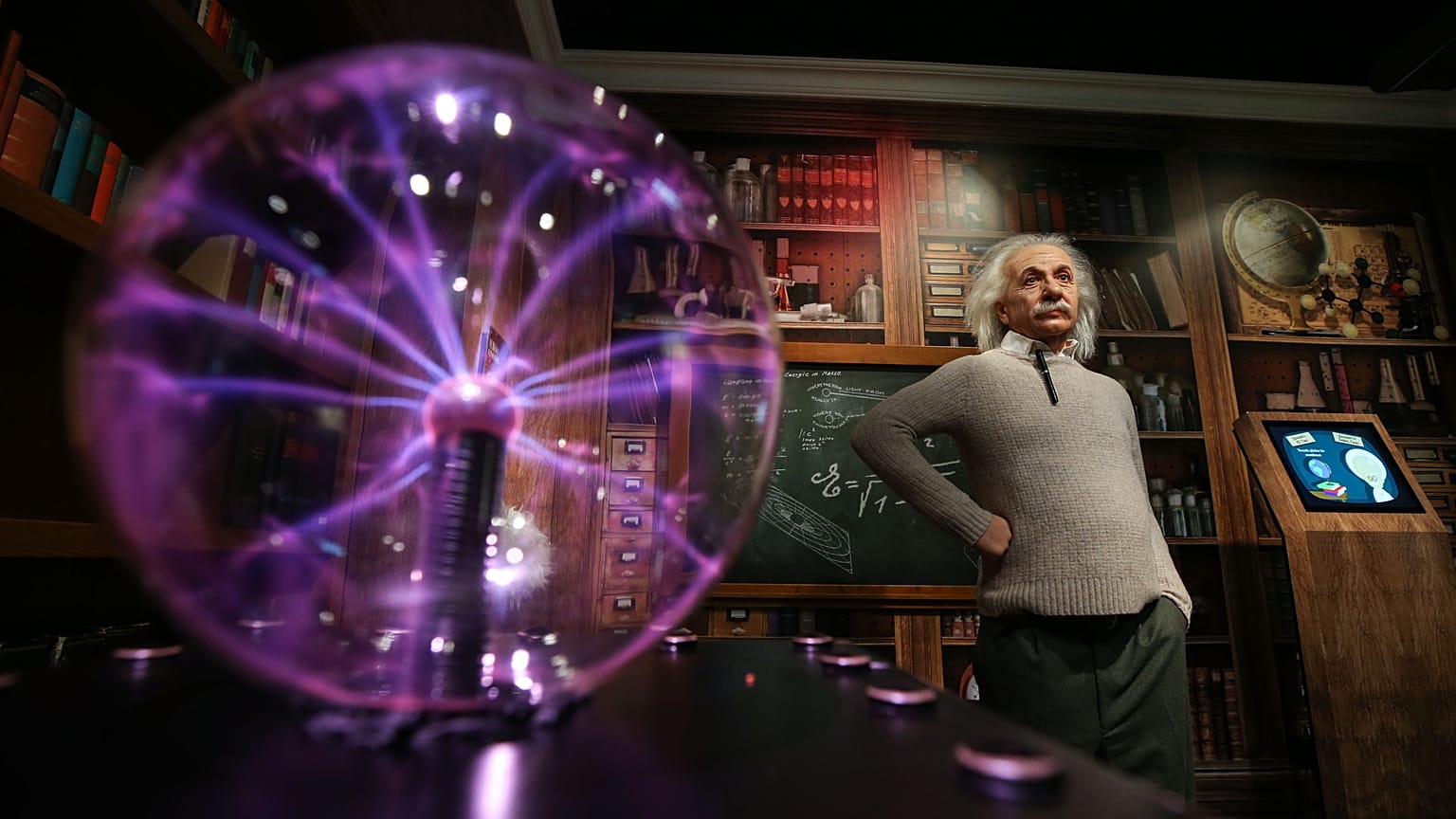 Madame Tussauds Müzesi'nin balmumu figürleri Covid-19'a karşı maske takacak