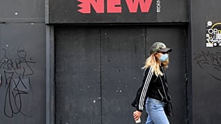 سيدة تضع كمامة للوقاية من فيروس كورونا