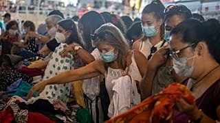 Sur un marché de Barcelone, le 08 juillet 2020