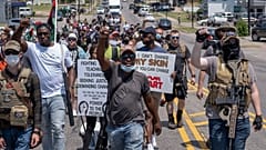 Des manifestants armés à Oklahoma City, Oklahoma, le 20 juin 2020 protestent contre les meurtres d'hommes noirs par la police.