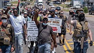 Des manifestants armés à Oklahoma City, Oklahoma, le 20 juin 2020 protestent contre les meurtres d'hommes noirs par la police.