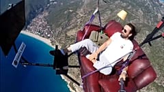 Heverőn henyél és tévézik a siklóernyős