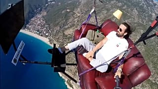 Hasan Kaval beim Flug auf seinem Sofa