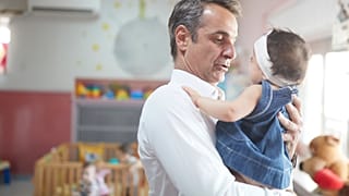Ο Κυριάκος Μητσοτάκης επισκέφθηκε το κέντρο προστασίας παιδιών «Η Μητέρα» 