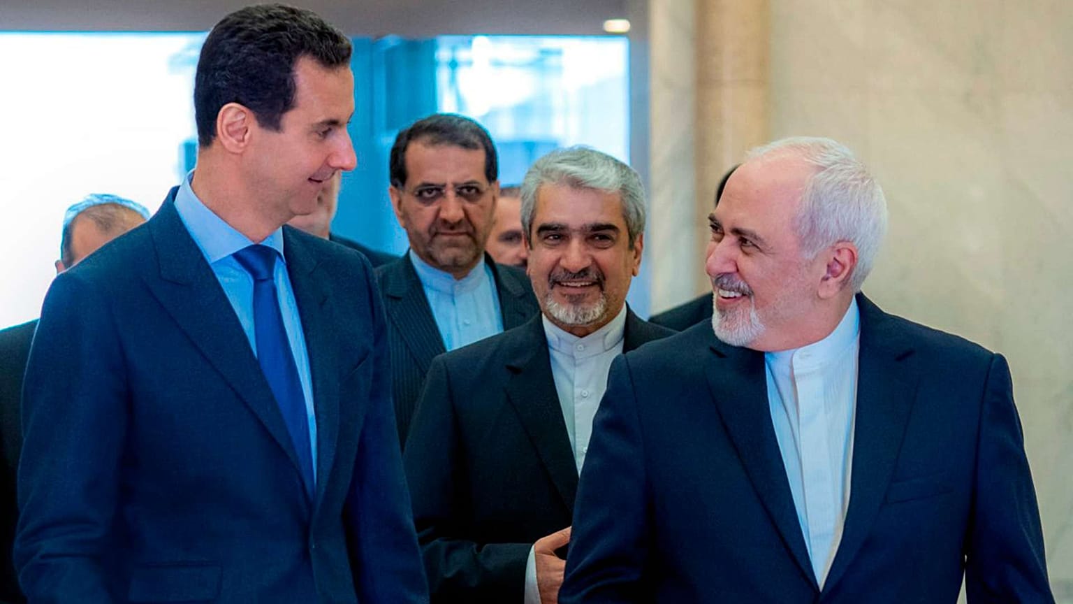 الرئيس السوري بشار الأسد متحدثًا مع وزير الخارجية الإيراني محمد جواد ظريف في دمشق، سوريا، الثلاثاء 16 أبريل 2019.