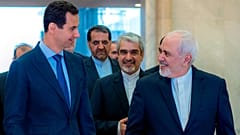 الرئيس السوري بشار الأسد متحدثًا مع وزير الخارجية الإيراني محمد جواد ظريف في دمشق، سوريا، الثلاثاء 16 أبريل 2019.