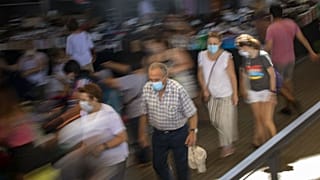 Clients d'un marché de Barcelone en Espagne, le 8 juillet 2020