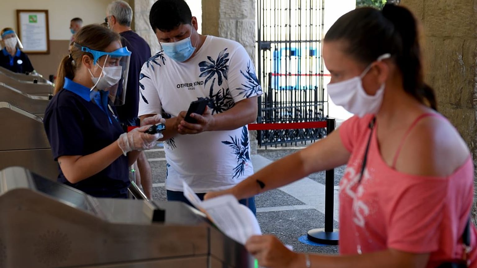 Empleados y visitantes llevan máscara en PortAventura