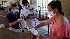 Empleados y visitantes llevan máscara en PortAventura