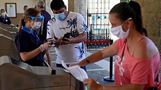 Empleados y visitantes llevan máscara en PortAventura