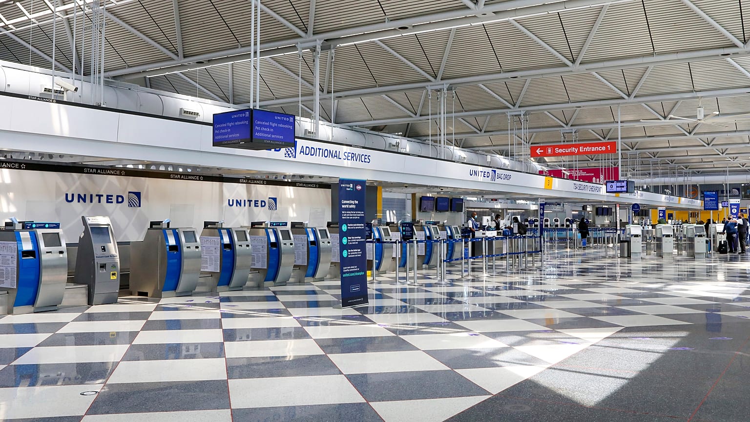Άδεια τα γκισέ της United Airlines στο αεροδρόμιο του Σικάγο