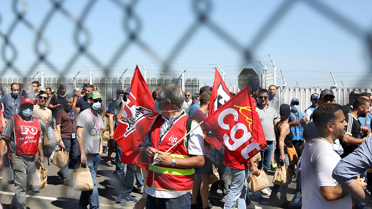Dipendenti e sindacalisti della CGT manifestano davanti agli stabilimenti francesi di Airbus a Tolosa