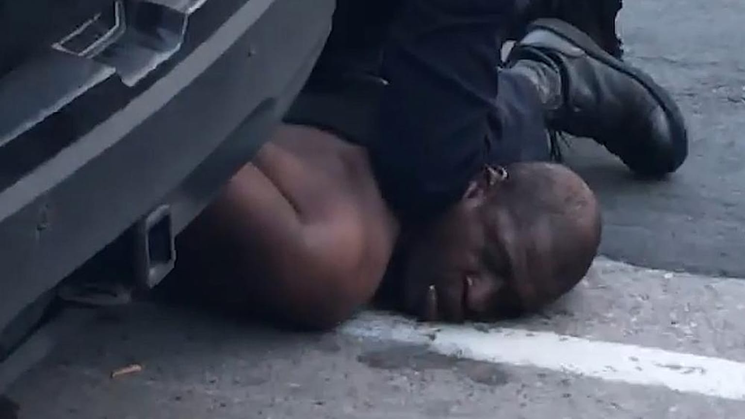 ABD'de George Floyd, Minneapolis’te polisler tarafından gözaltına alınırken, bir polisin uzun süre ensesine diziyle basmasından dolayı "Nefes alamıyorum" diye yalvarmıştı