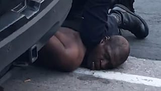 ABD'de George Floyd, Minneapolis’te polisler tarafından gözaltına alınırken, bir polisin uzun süre ensesine diziyle basmasından dolayı "Nefes alamıyorum" diye yalvarmıştı
