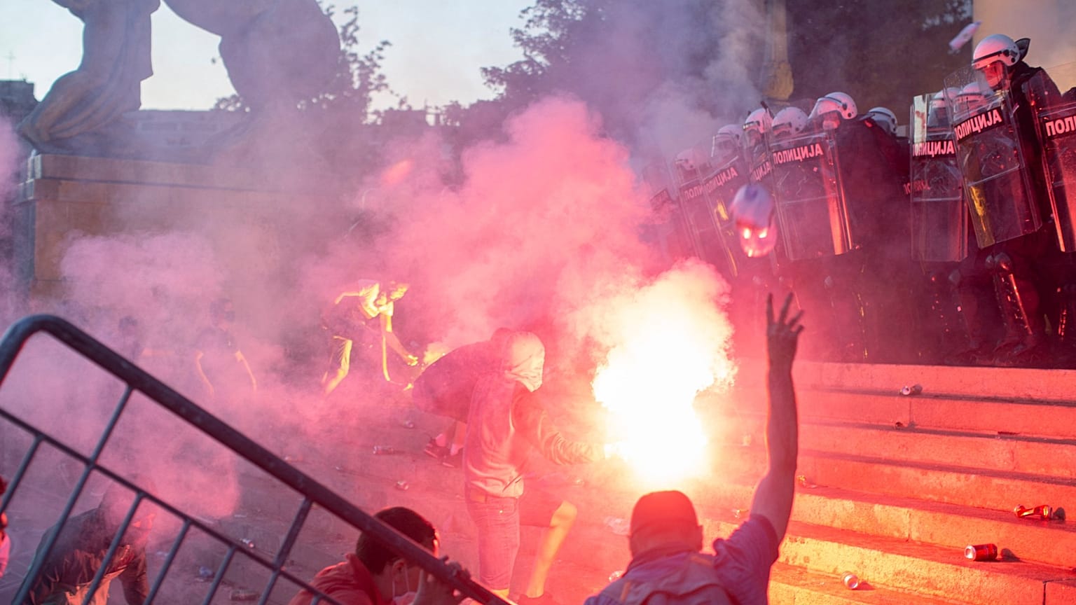 Sırbistan'da Covid-19 önlemleri protesto edildi