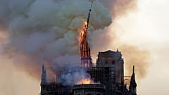 La flèche de Notre-Dame, en flammes, en train de s'effondrer, le 15 avril 2019  