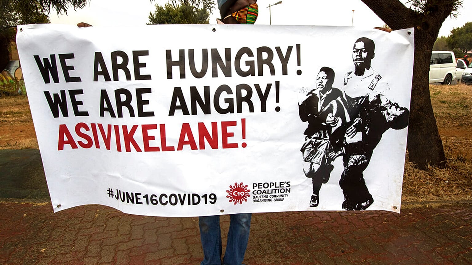 "Temos fome; estamos zangados" lia-se num cartaz no Soweto, na África do Sul