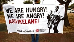 "Temos fome; estamos zangados" lia-se num cartaz no Soweto, na África do Sul