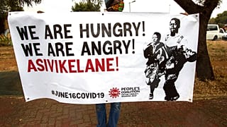 "Temos fome; estamos zangados" lia-se num cartaz no Soweto, na África do Sul