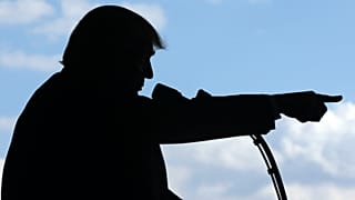 Donald Trump amerikai katonákat üdvözöl egy olaszországi támaszponton