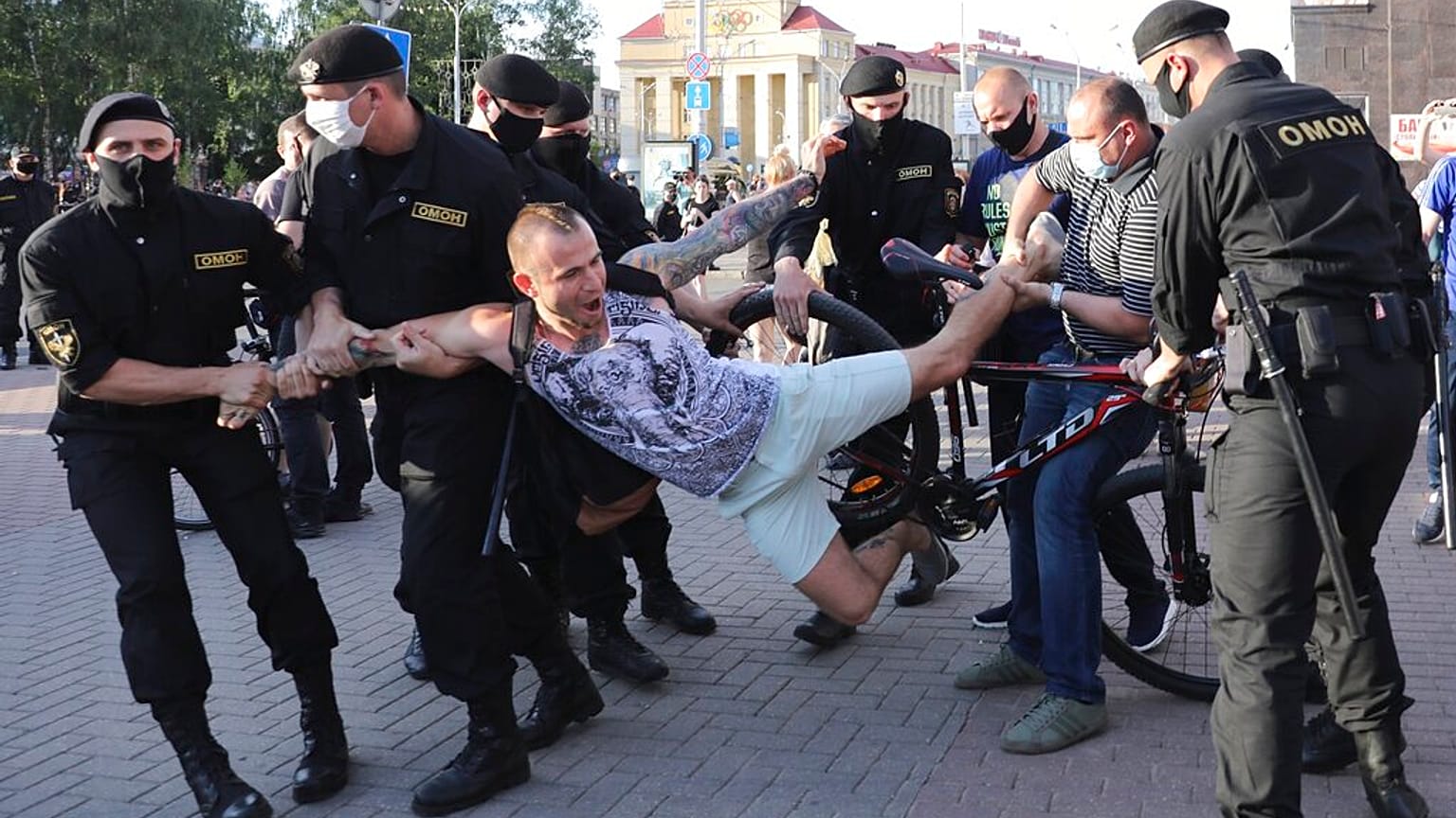 Agentes de policía detienen a un manifestante durante un mitin en Minsk, Bielorrusia, el viernes 19 de junio de 2020 