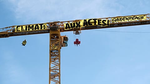 Greenpeace-Aktivisten klettern auf Kran der Notre-Dame-Baustelle 