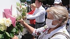 Des personnes assistent à l'inhumation de huit hommes et garçons décédés lors du massacre de Sebrenica identifiés 25 ans plus tard, le 9 juillet 2020