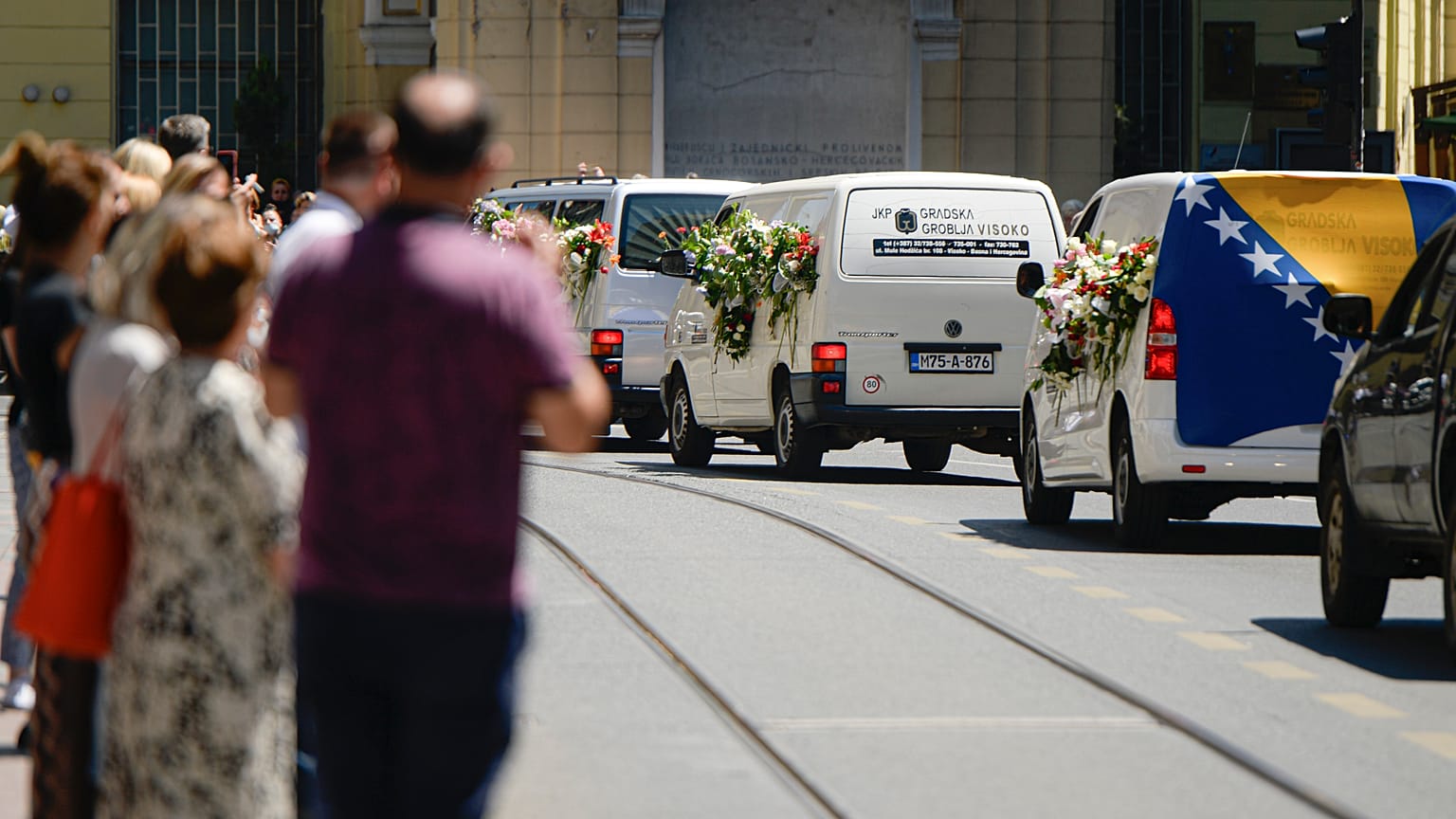 Offene Wunden: 25 Jahre Völkermord von Srebrenica